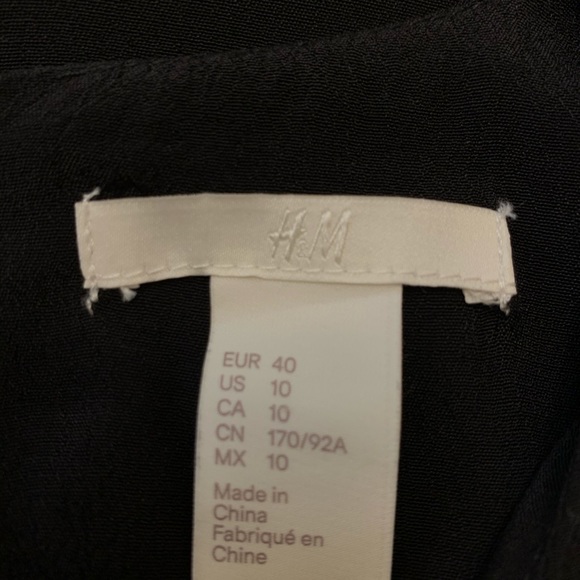 Gorgeous Little Black Shift Dress w/Accent Detail - Picture 11 of 14